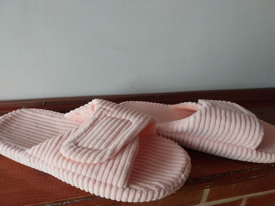 Nowe damskie kapcie