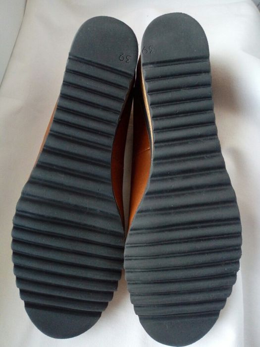Skórzane buty na koturnie Conhpol
