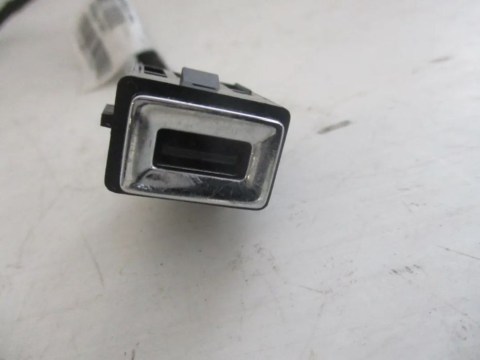 Módulo ficha USB Peugeot 308 9806047980