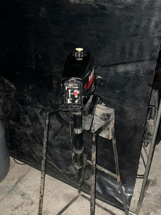 Motores fora de borda e material de barcos