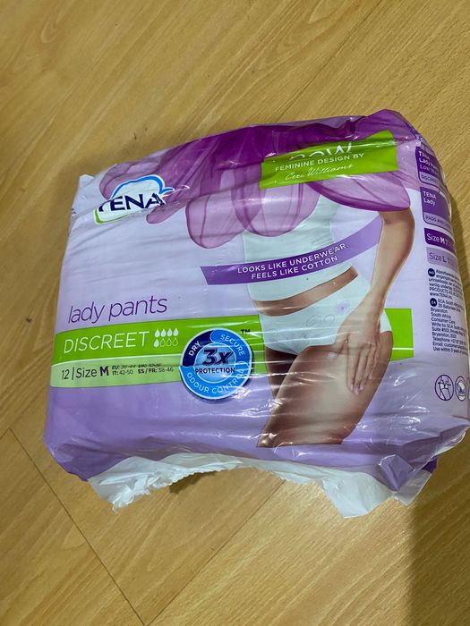 Roupas, tênis e fraldas tamanho M e G.