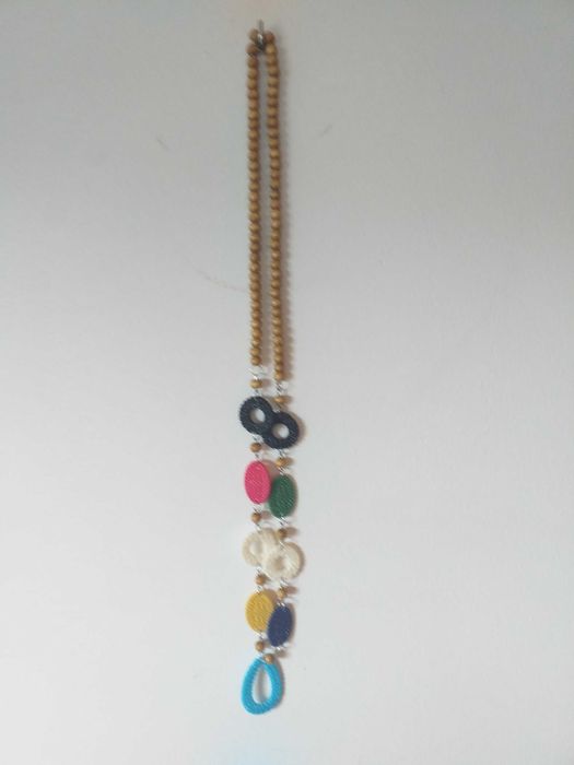 colar colorido, comprido