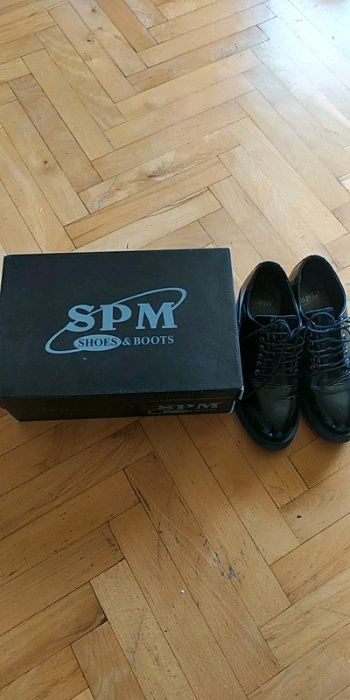 Półbuty marki SPM