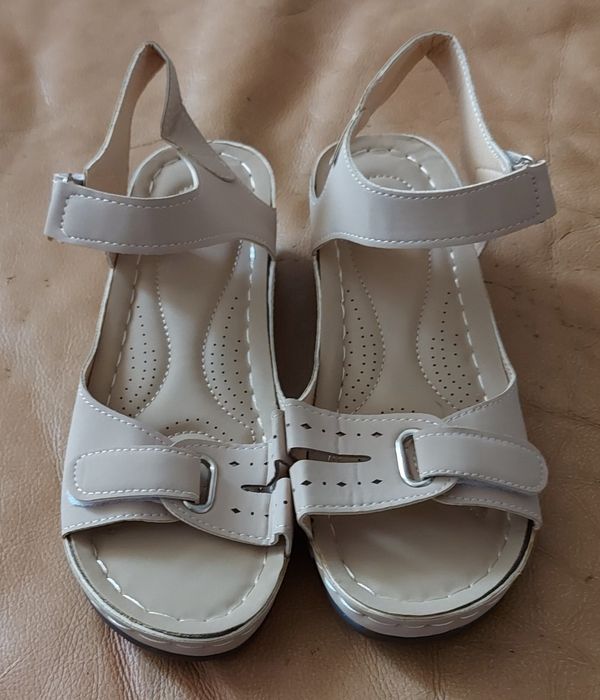 Sandały beżowe    .