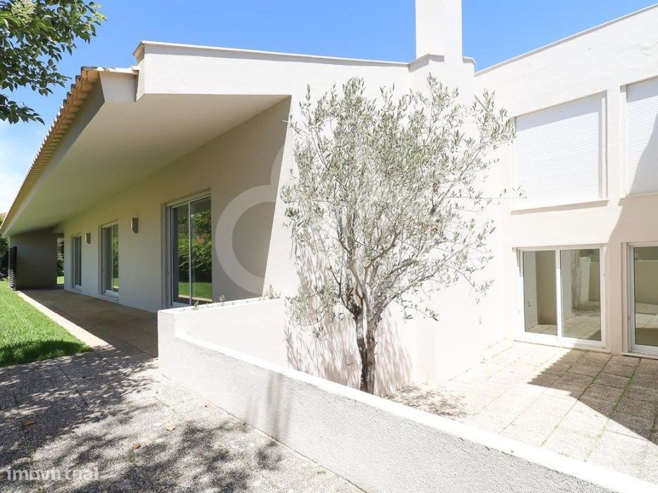 Moradia T6 Isolada no Estoril com piscina e garagem mais espaços ve...