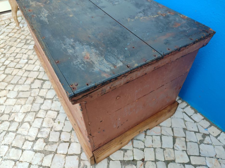 Arca rústica (madeira).
