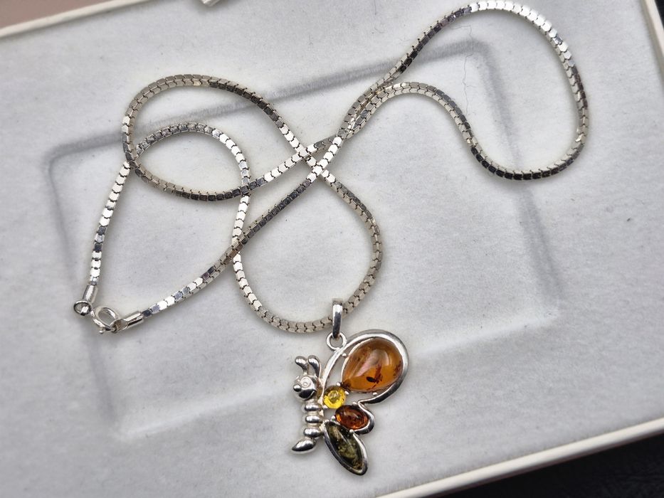 Damski srebrny łańcuszek zawieszka motyl bursztyny 925 45 cm