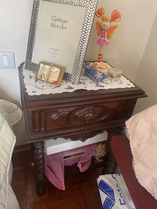 Cama casal e medinha de cabeceira