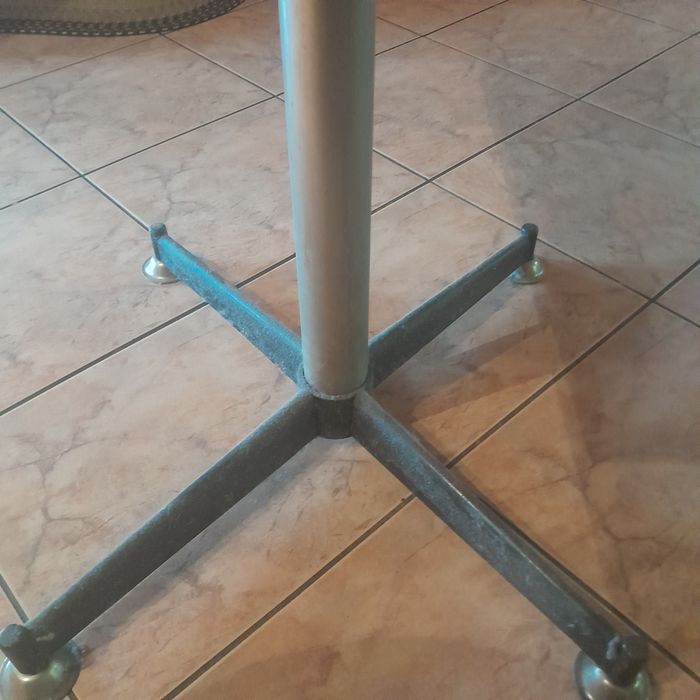 STOLIK na jednej nodze