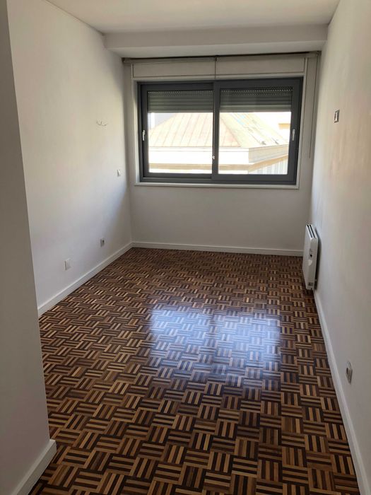 Arrenda-se T4 - Na primeira linha na Foz, Porto