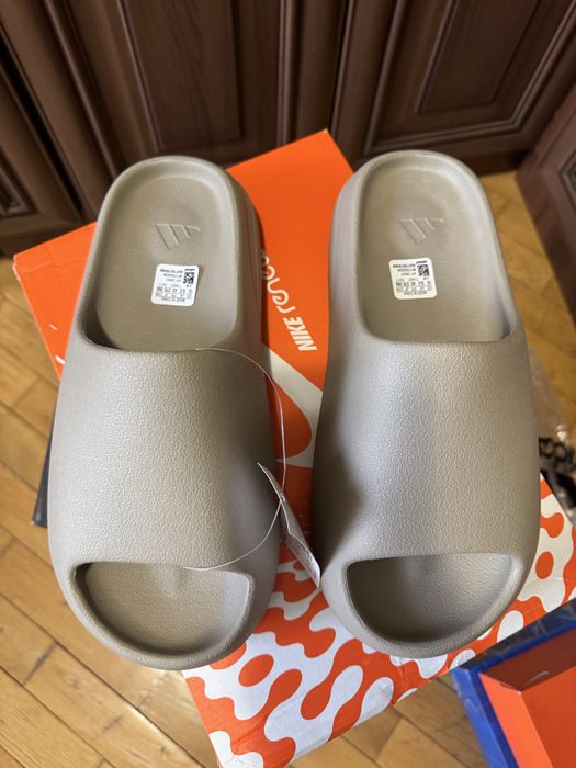 Продам нові тапочки/сланци Adidas Yeezy Slide.Розмір 41,42,42.5