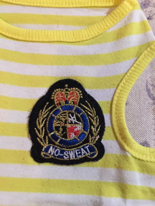 T-shirt para cão com emblema