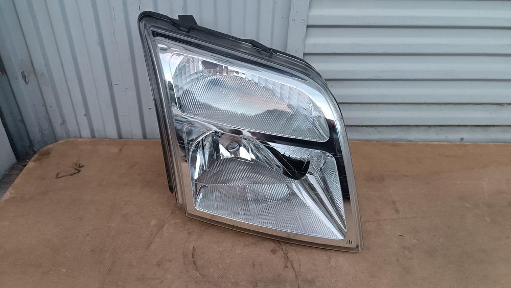 Vendo farol direito de Ford Transit conect ano 2002/13
