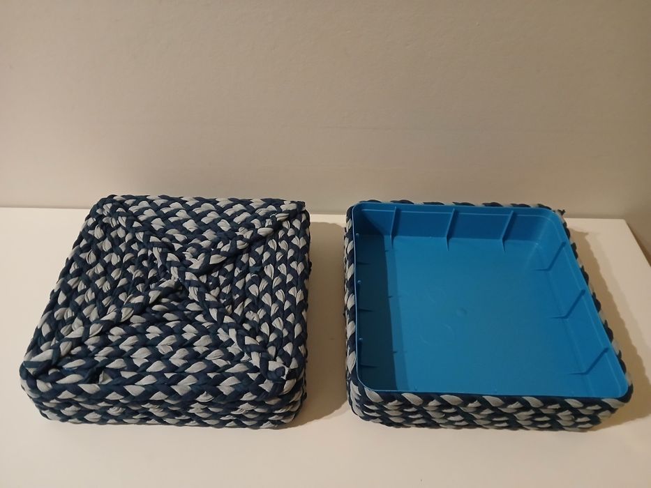 Caixa plástica forrada a tecido azul