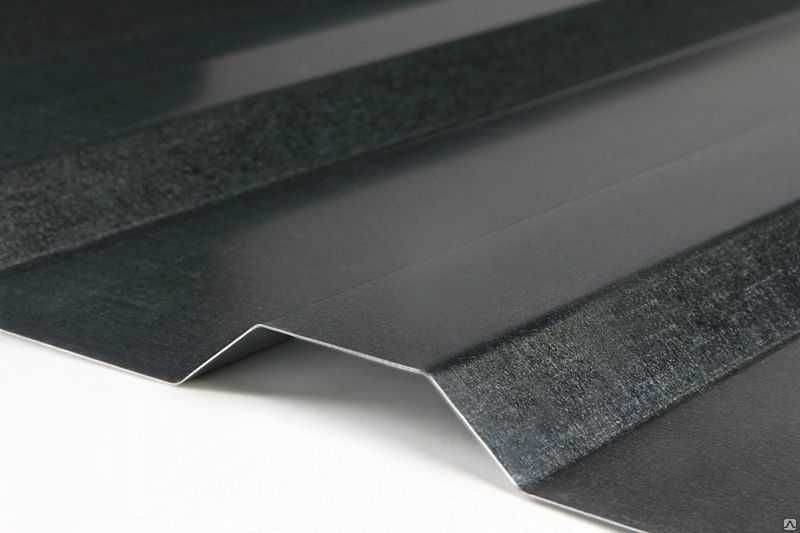 Профнастил - оцинкований або алюмоцинк + оцинковані ринви та обробки.