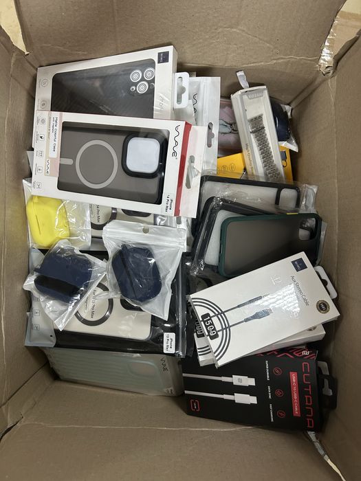 Продам все що в коробці,чохли на iPhone,AirPods,кабелі,перехідники