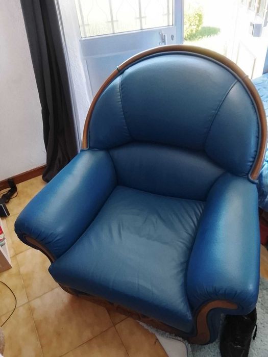 olá a todos tenho um sofá cama de 3 lugares e dois de um lugar cada em couro azul para vender por 100 euros,