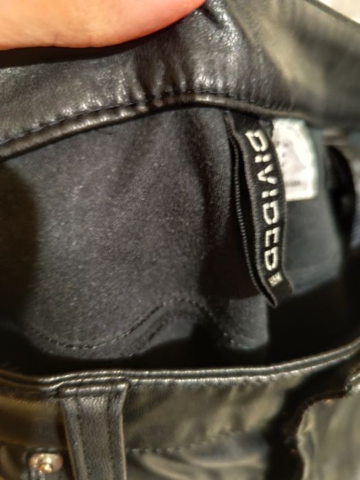 Spodnie imitacja skóry H&M S