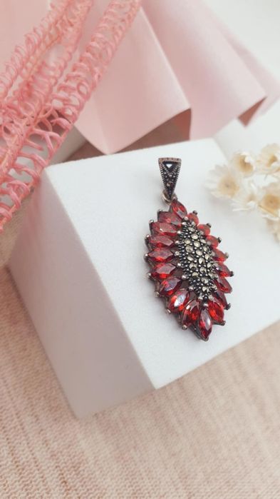 Srebrna zawieszka z kamieniami oksydowana