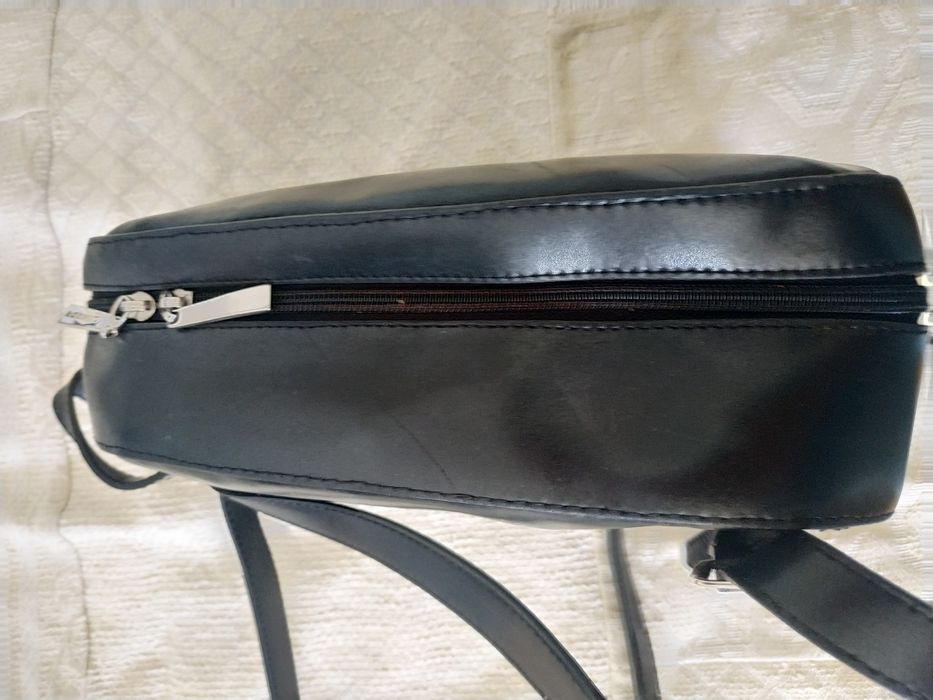 Mochila preta em pele polida