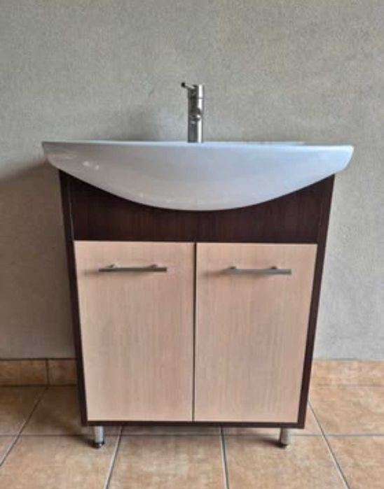 Szafka umywalkowa z wyposażeniem