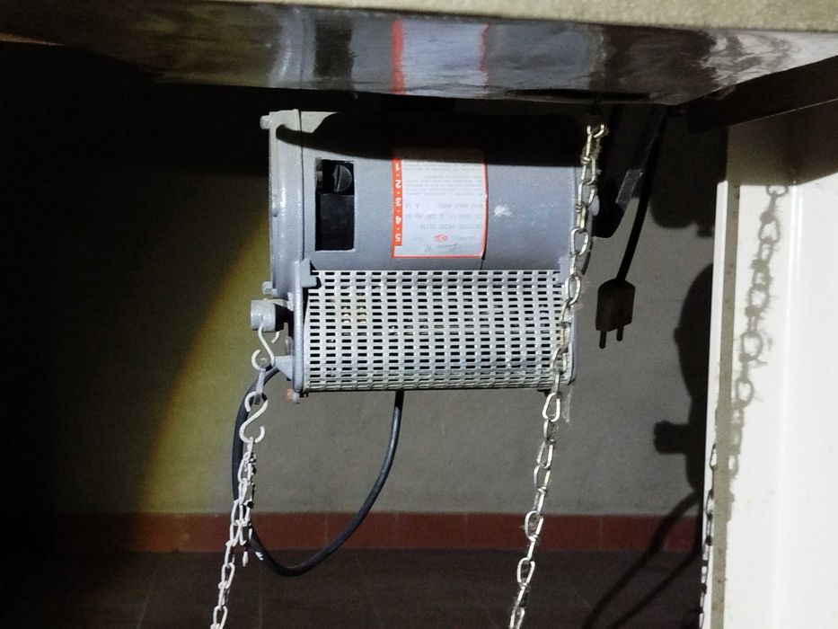 Máquina de Costura (Suiça) Bernina industrial com Mesa, Motor e pedal