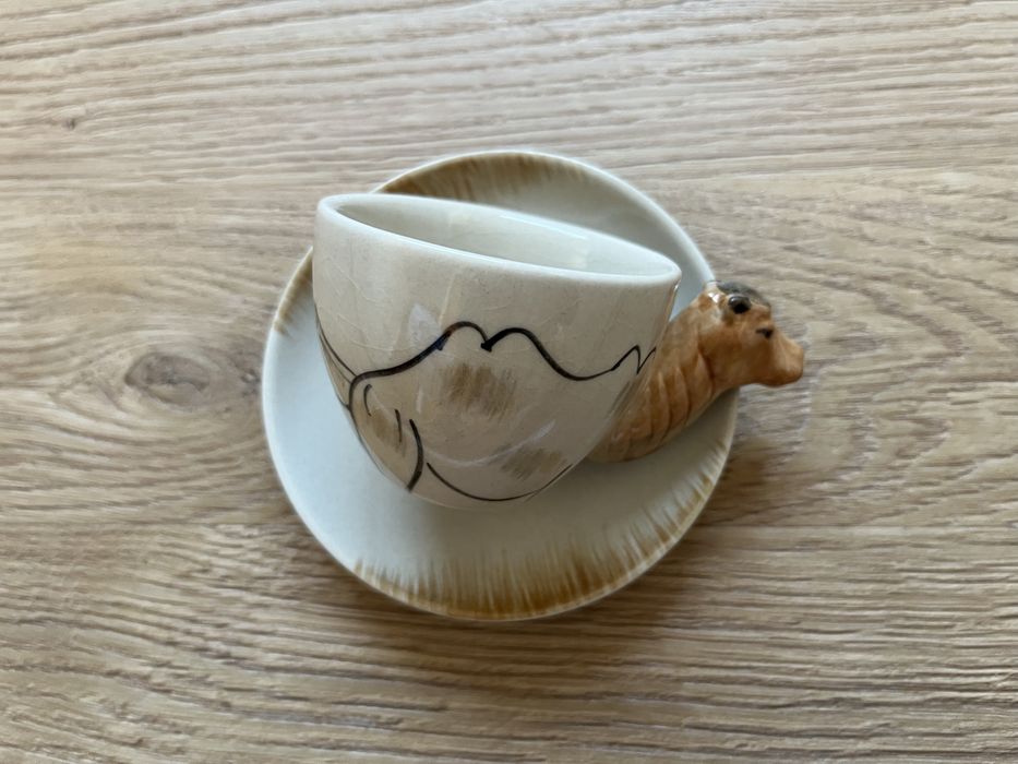 Chavena de café e pires Camelo