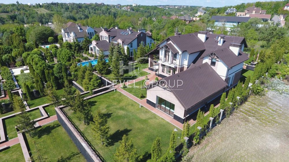 Лісники, статусний будинок в містечку, басейн, автономність