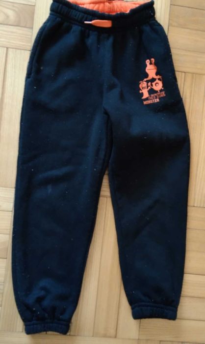 Czarne spodnie dresowe chłopięce rozm. 110