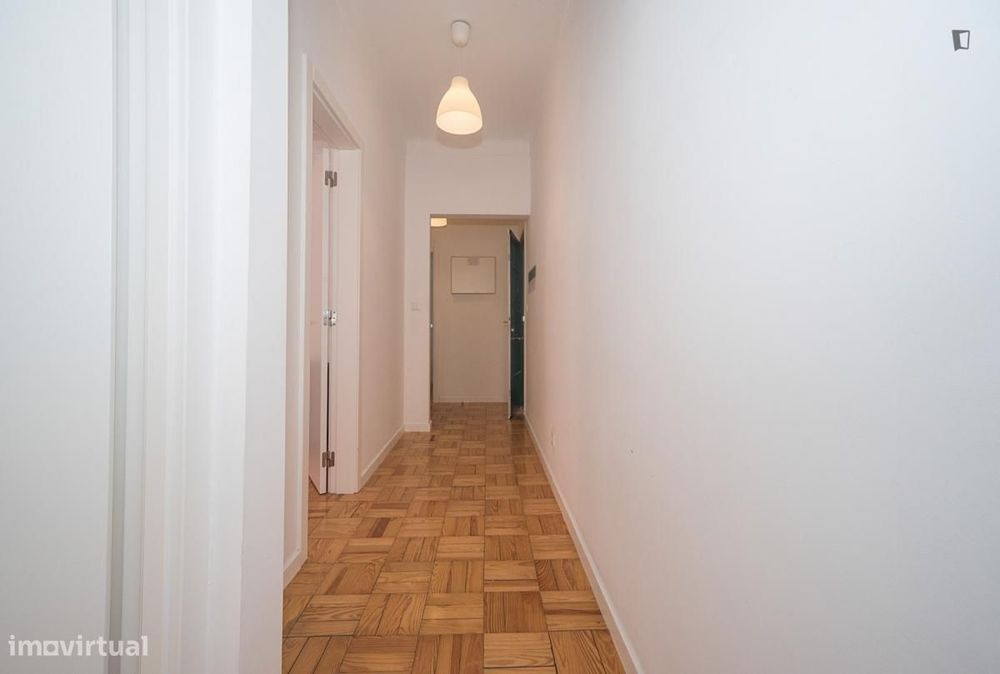 Quarto - localizado em Sete Rios Lisbon