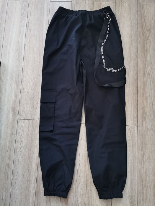 Spodnie z ozdobnym łańcuchem