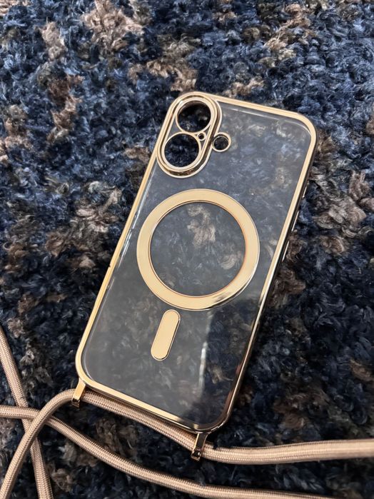 Capa iPhone 16 dourada com fio