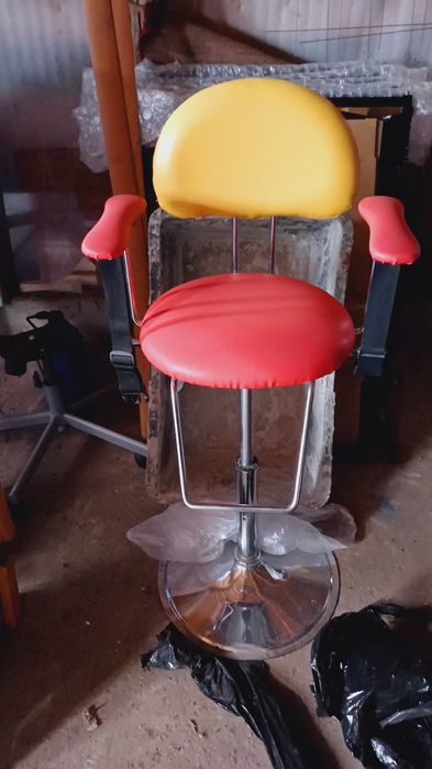 Перукарське обладнання,мийка,дзеркало,тележка,дитяче крісло