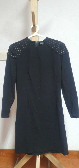Vestido preto, com ombreiras e tachas