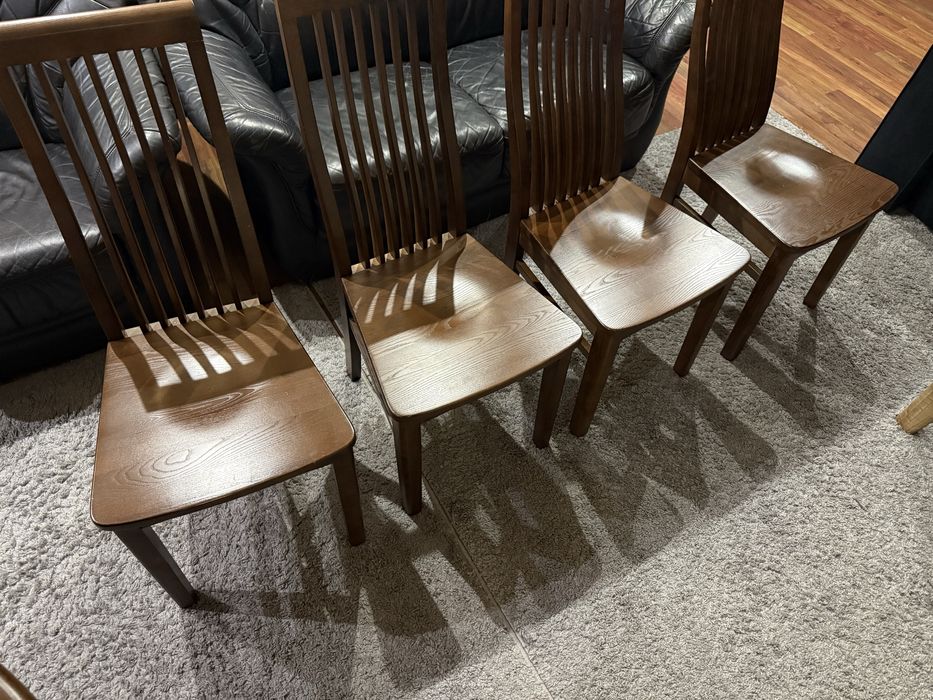 Стіл зі стільцями