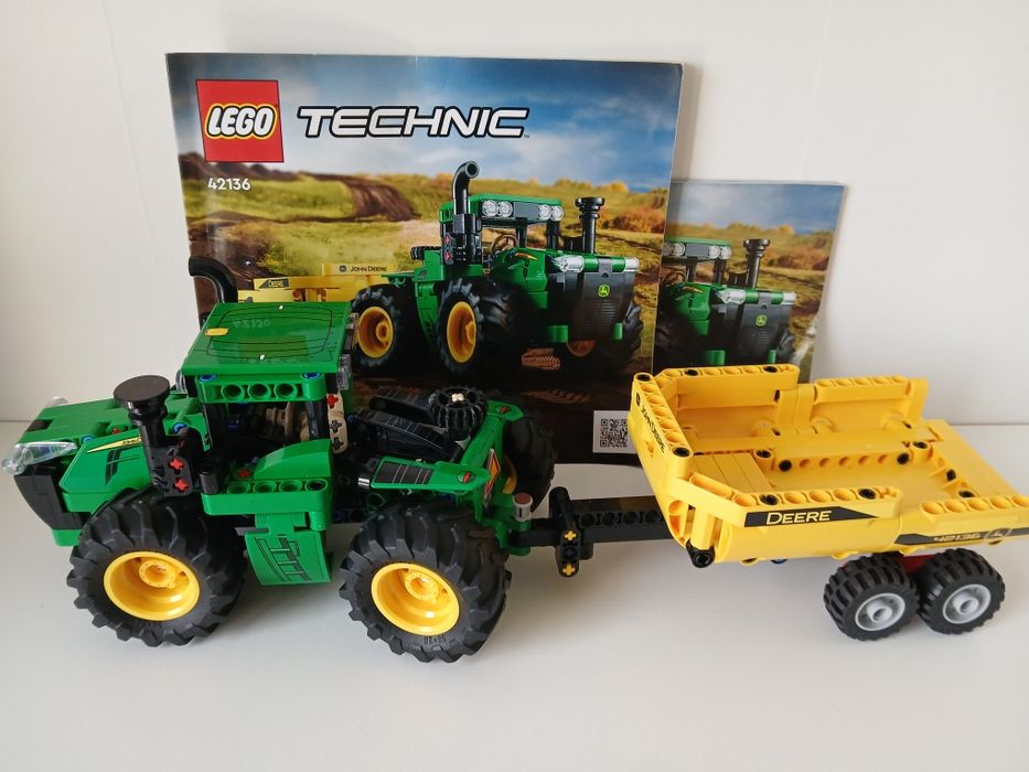 LEGO Technic 42136 - Traktor John Deere 9620R 4WD