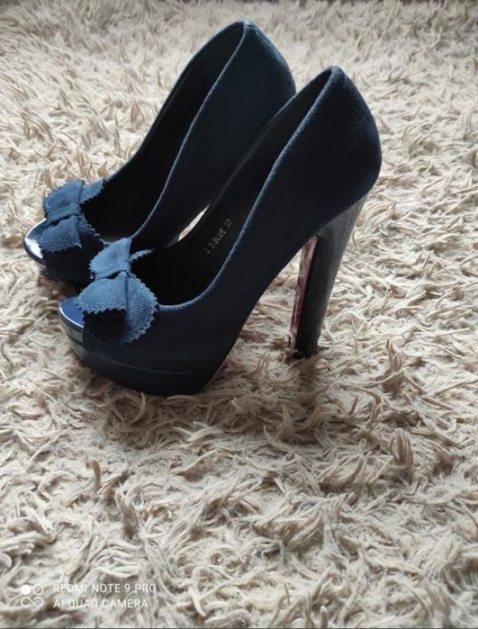 Босоніжки на високому каблуку