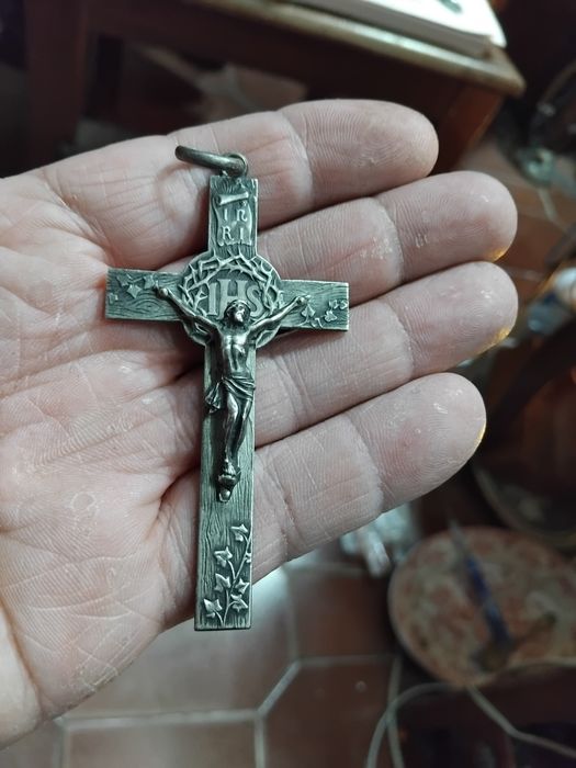 Crucifixo em prata com marca e contraste
