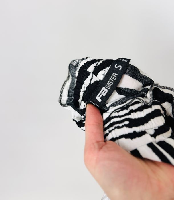 Czarno-białe szorty w zebrę S 36