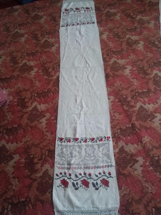 Рушник старинний, вишитий ручної роботи.