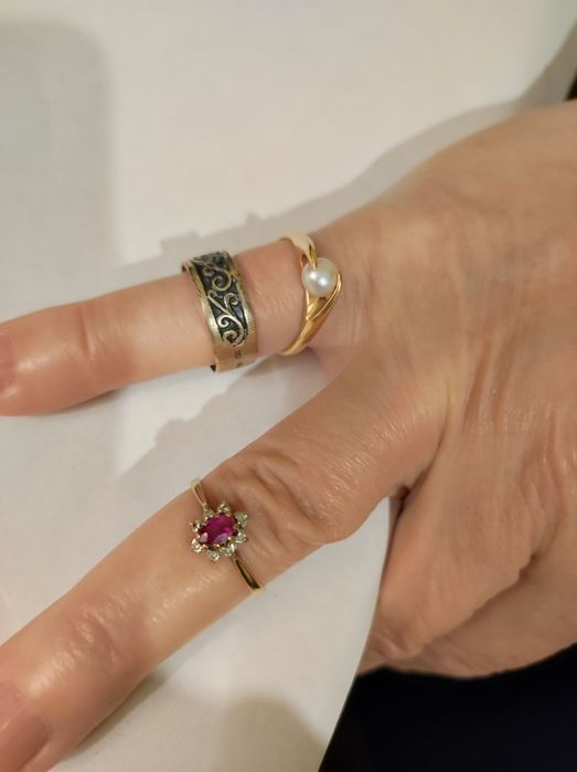 Кольца:золото с жемчугом,с сапфиром; с платиной; серьги золотые;