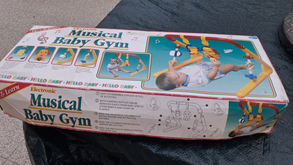 Ginásio  de bebé  e balde  de figuras geométricas