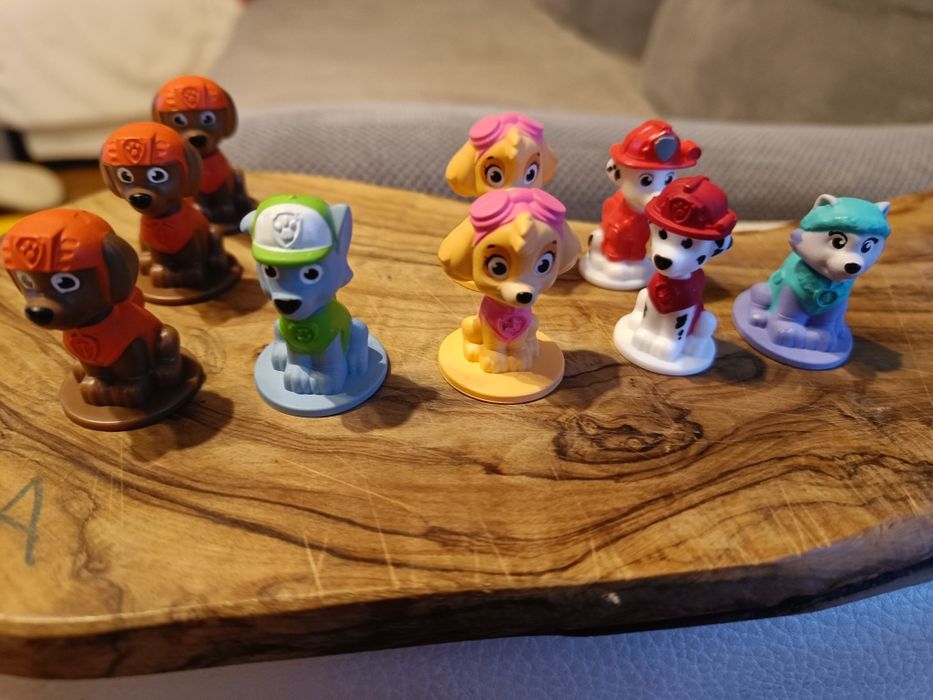 Zestaw nowe figurki psi patrol na tort na podstawce