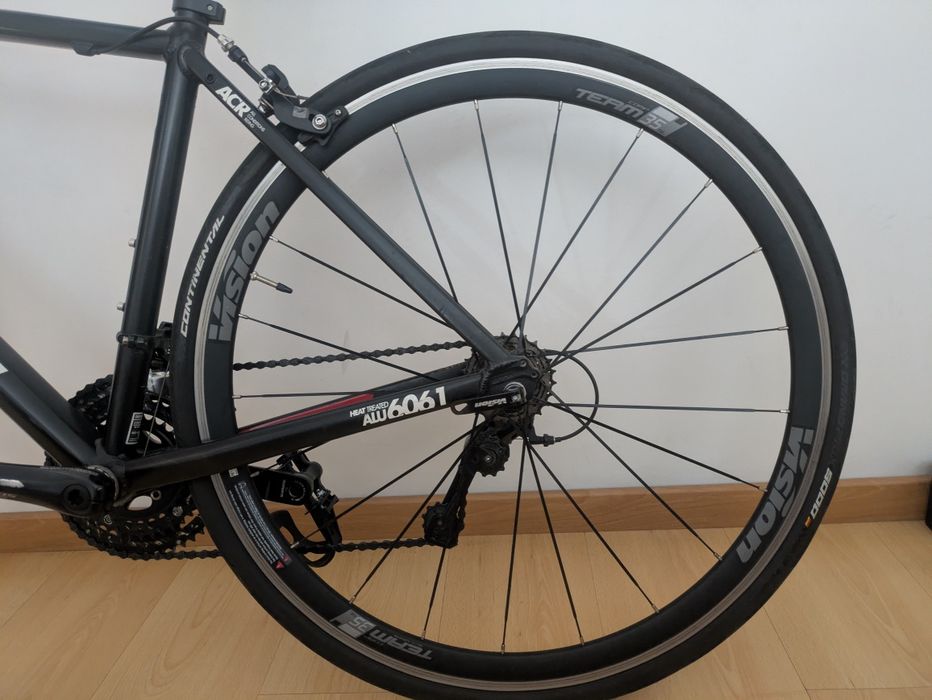 Bicicleta de estrada B'Twin Triban 520, rodas Vision Team 35 e pneus Continental Grand Prix 30mm.