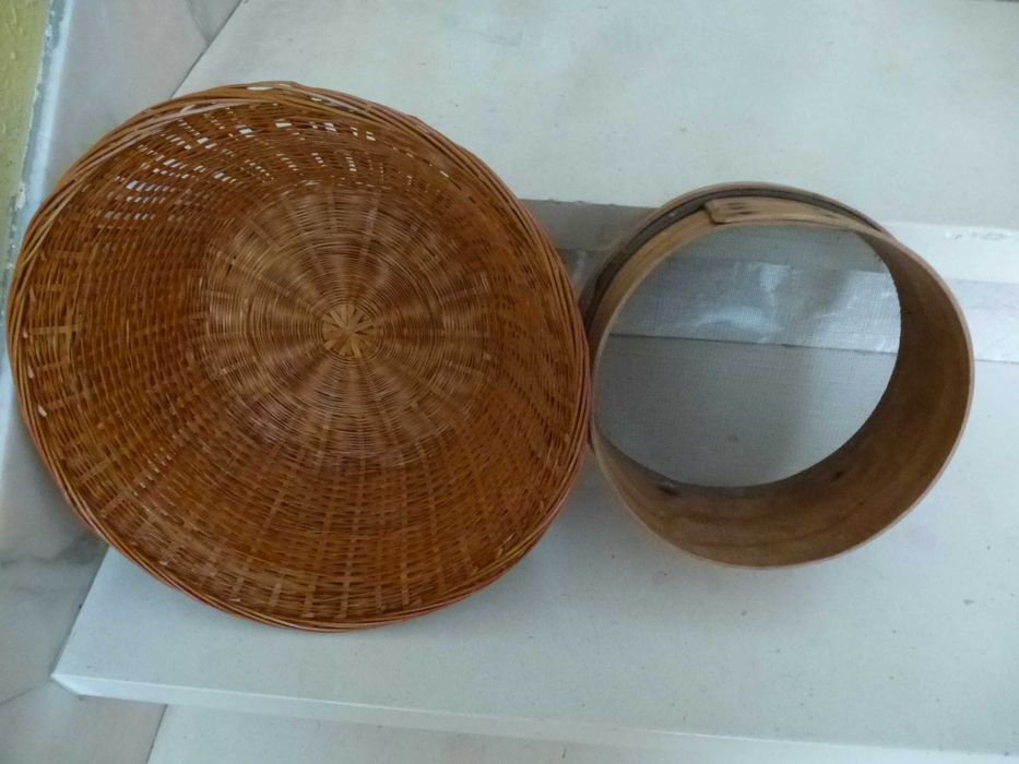 Peneira antiga e cesta de verga