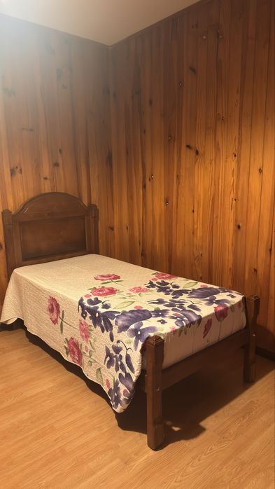 Cama de solteiro antiga