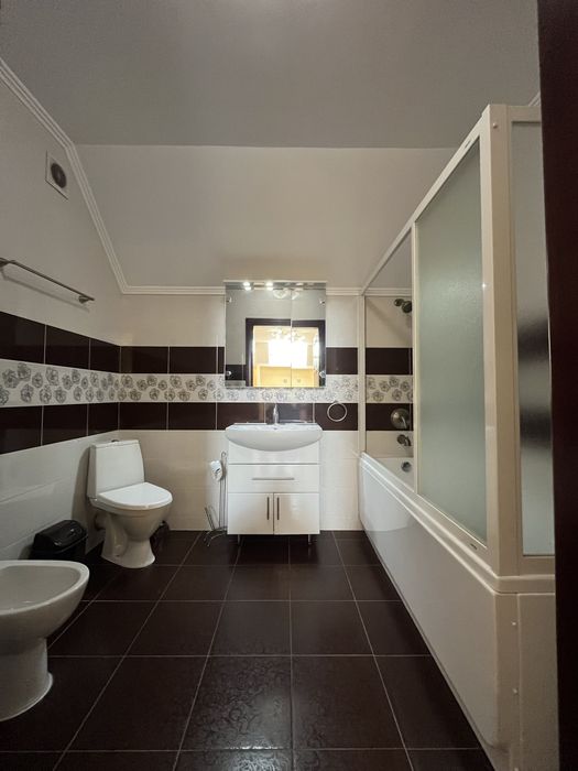 Продається будинок пл. 244 м2 в передмісті Івано-Франківська