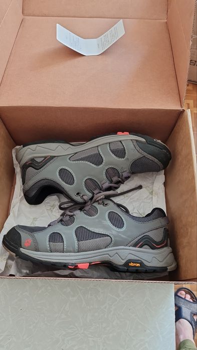 Кроссовки фирменные 38р