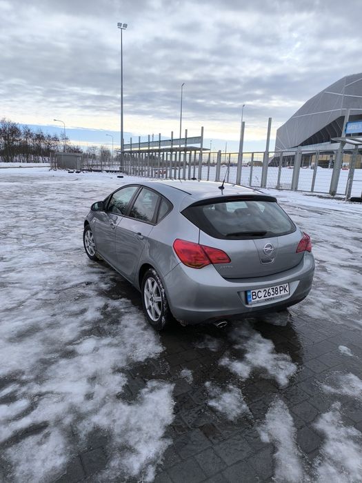 Автомобіль Опель Астра J ІV покоління