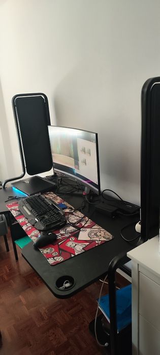 Mesa gamer ikeia

Guarda-roupa branco 3 portas
 
Mesa/escrivaninha preta gamer

Cômoda branca com 3